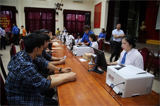 Tân sinh viên háo hức đến làm thủ tục xác nhận nhập học tại Đại học Công nghiệp Hà Nội