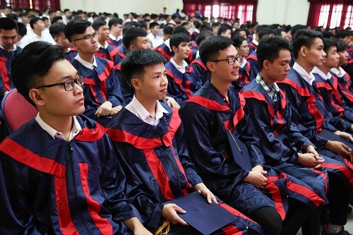 Trang trọng lễ tốt nghiệp của hơn 400 sinh viên đại học khóa 9 khoa Cơ khí