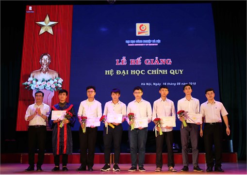 Sinh viên K9 Đại học Công nghiệp Hà Nội rộn ràng trong mùa bế giảng