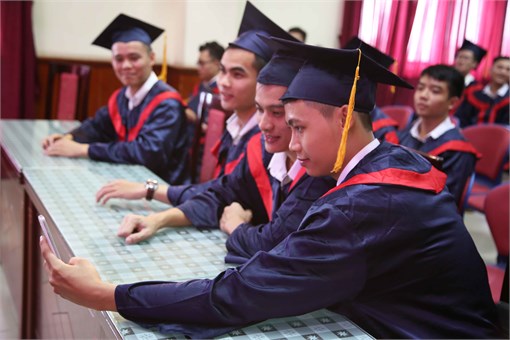 Sinh viên K9 Đại học Công nghiệp Hà Nội rộn ràng trong mùa bế giảng