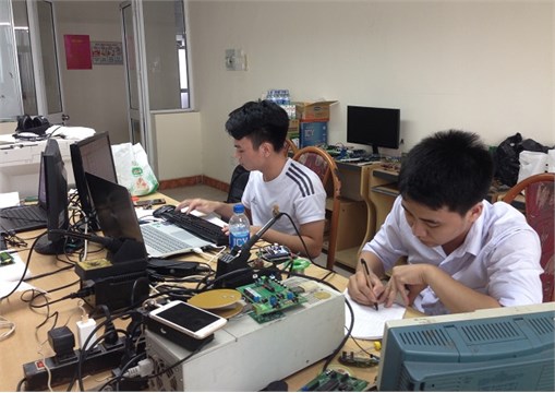 Thí sinh khoa Điện tử đại diện nghề Điện tử Việt Nam dự Kỳ thi tay nghề Asean lần thứ 12
