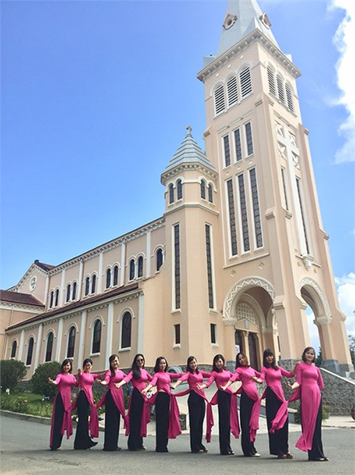 Công đoàn Khoa Lý luận Chính trị - Pháp luật tổ chức chuyến tham quan du lịch hè 2018