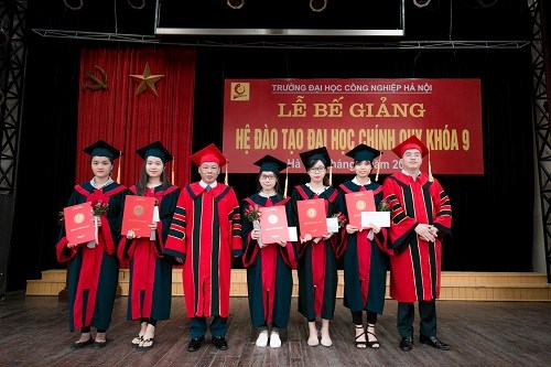 Lễ Bế giảng Đại học Kế toán khóa 9