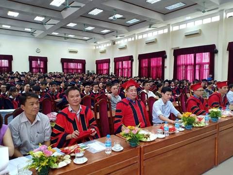 Lễ bế giảng và trao bằng tốt nghiệp cho sinh viên Đại học chính quy khóa 9