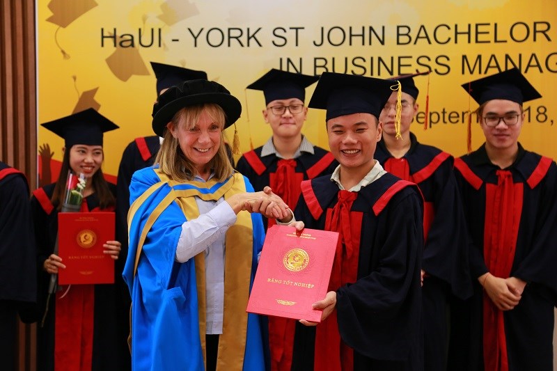 Trao bằng tốt nghiệp cho sinh viên đại học khóa 3 - chương trình cử nhân Quản lý Kinh doanh giữa ĐH Công nghiệp Hà Nội và ĐH York St John (Vương quốc Anh)