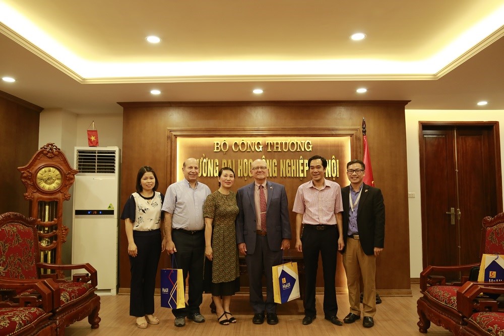Đại học Công nghiệp Hà Nội tiếp Giám đốc Văn phòng Tiếng Anh khu vực, Đại sứ quán Hợp chủng quốc Hoa Kỳ thăm và làm việc với Trường
