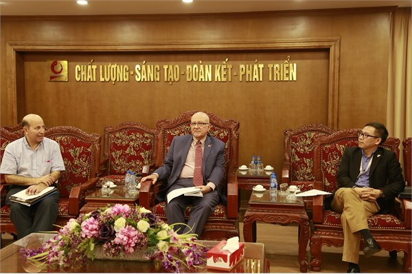 Director of Regional English Language Office (RELO) – US Embassy visits Hanoi University of Industry (HaUI)