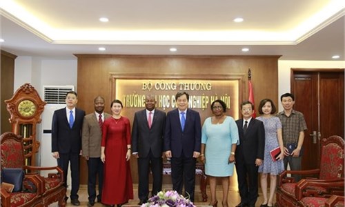Delegates from Embassy of Mozambique in Vietnam pay a working visit to Hanoi University of Industry