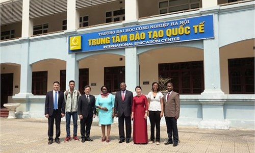 Delegates from Embassy of Mozambique in Vietnam pay a working visit to Hanoi University of Industry