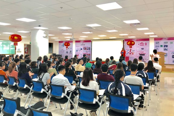 Sinh viên trải nghiệm thực tế, thăm quan Công ty TNHH Regina Miracle International Việt Nam