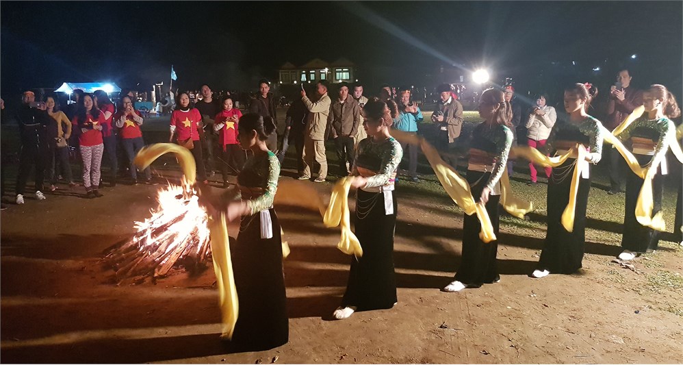 Chi bộ Lý luận Chính trị - Pháp luật đi thực tế tại Thủy điện Hòa Bình, Mai Châu Hòa Bình