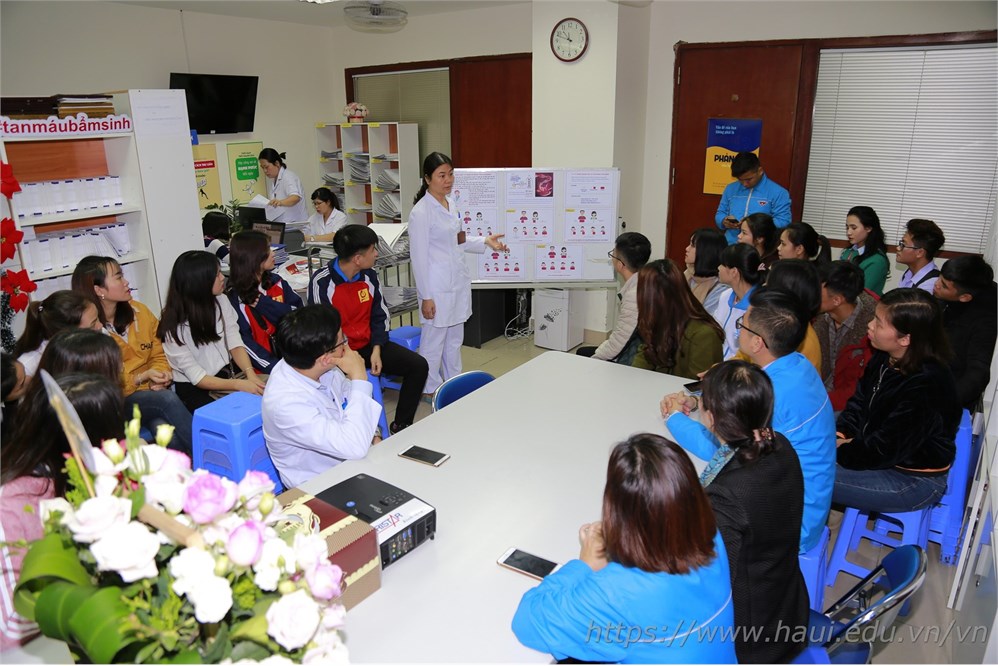 Nữ sinh Đại học Công nghiệp Hà Nội với hoạt động vì cộng đồng
