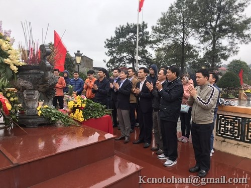 Đoàn cán bộ khoa công nghệ Ôtô dâng hương tưởng nhớ các Anh hùng liệt sỹ tại nghĩa trang Lạng Sơn