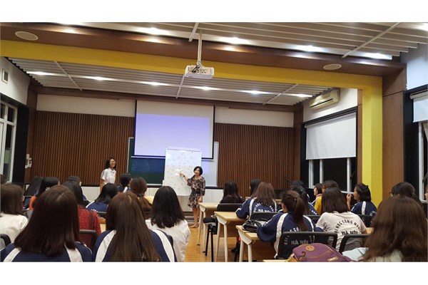 Sôi động chương trình học giao tiếp cùng tình nguyện viên & giảng viên quốc tế