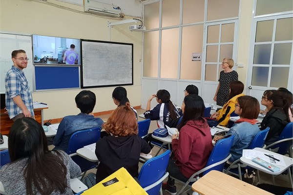 Sôi động chương trình học giao tiếp cùng tình nguyện viên & giảng viên quốc tế