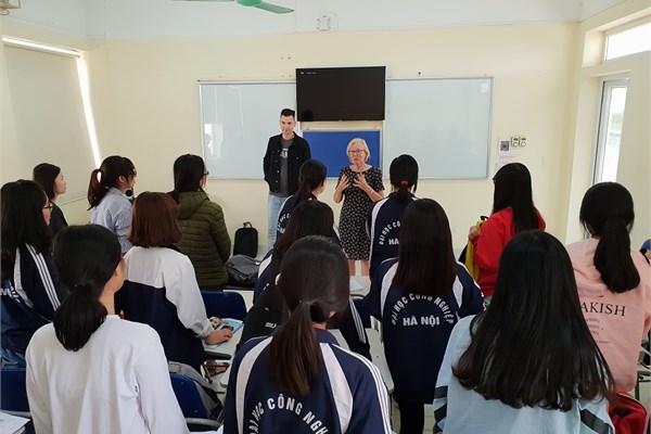 Sôi động chương trình học giao tiếp cùng tình nguyện viên & giảng viên quốc tế