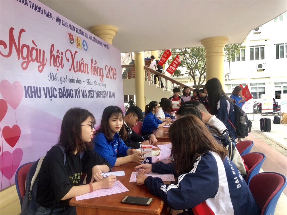 Đoàn viên thanh niên nhà trường hiến tặng 1729 đơn vị máu tại Ngày hội Xuân hồng năm 2019
