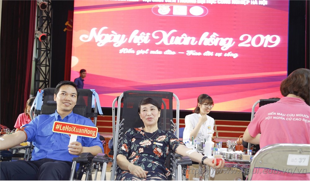Cán bộ giảng viên và sinh viên TT Việt Nhật nhiệt tình tham gia Ngày hội Xuân hồng 2019 tại trường Đại học Công nghiệp Hà Nội