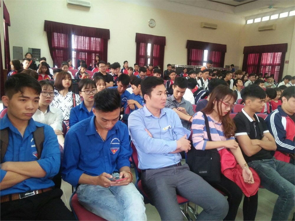 Cán bộ giảng viên và sinh viên TT Việt Nhật nhiệt tình tham gia Ngày hội Xuân hồng 2019 tại trường Đại học Công nghiệp Hà Nội