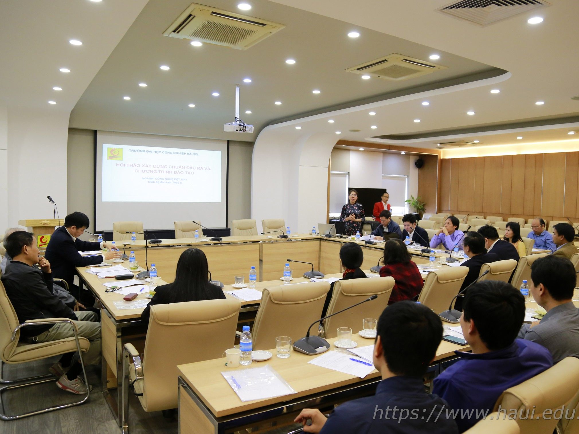 Hội thảo “Lấy ý kiến về chuẩn đầu ra và chương trình đào tạo trình độ Thạc sĩ ngành Công nghệ Dệt, May”