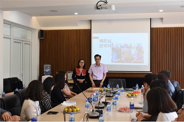 Giao lưu cùng đoàn công tác Đại học Sư phạm Ngoại ngữ Seoul