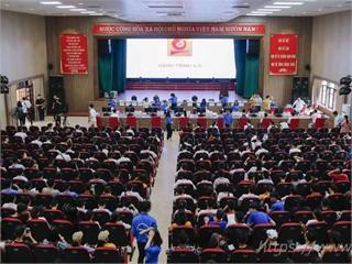 Gần 2.000 thí sinh náo nức đến làm thủ tục xác nhận nhập học trong ngày đầu tiên tại trường Đại học Công nghiệp Hà Nội