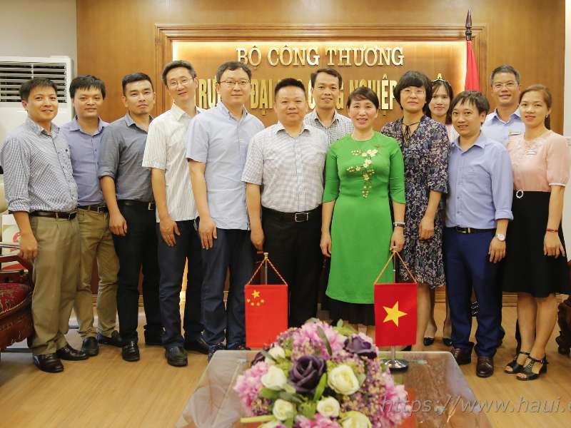 Đoàn cán bộ Đại học Hồ Nam, Trung Quốc thăm và làm việc tại trường