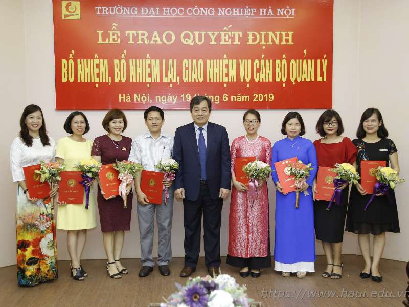 Trao Quyết định bổ nhiệm, bổ nhiệm lại cán bộ quản lý