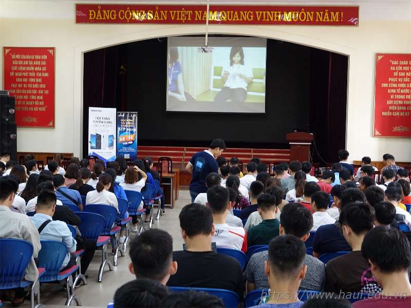 Hundreds of internship and employment opportunities for HaUI students at Samsung and Foxconn