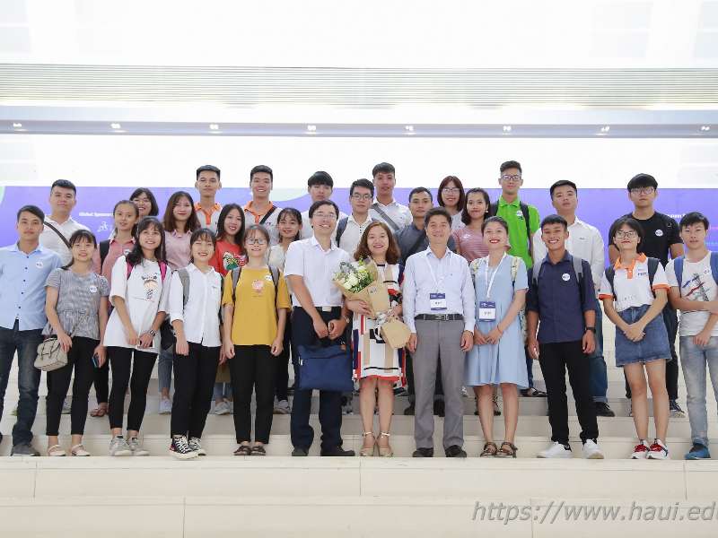 HaUI Students receive start-up funding from VinTech City