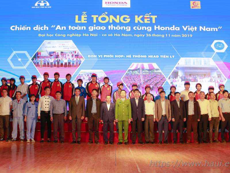 Sinh viên Đại học Công nghiệp Hà Nội hưởng ứng chiến dịch An toàn Giao thông