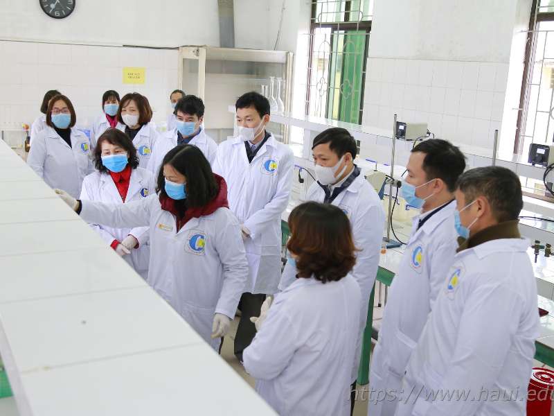 Hanoi University of Industry produces alcohol-based hand rub for staffs and students