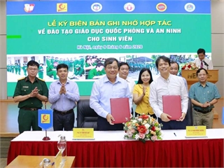 Hanoi University of Industry cooperates on defense and security education training for students with National Economics University