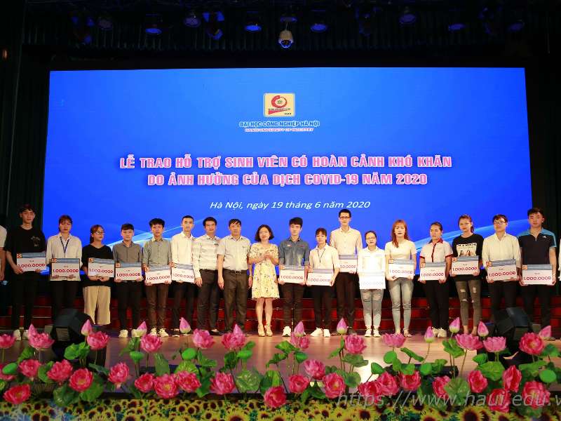 Đại học Công nghiệp Hà Nội trao hơn 500 triệu đồng hỗ trợ cho sinh viên có hoàn cảnh khó khăn do ảnh hưởng của dịch Covid 19