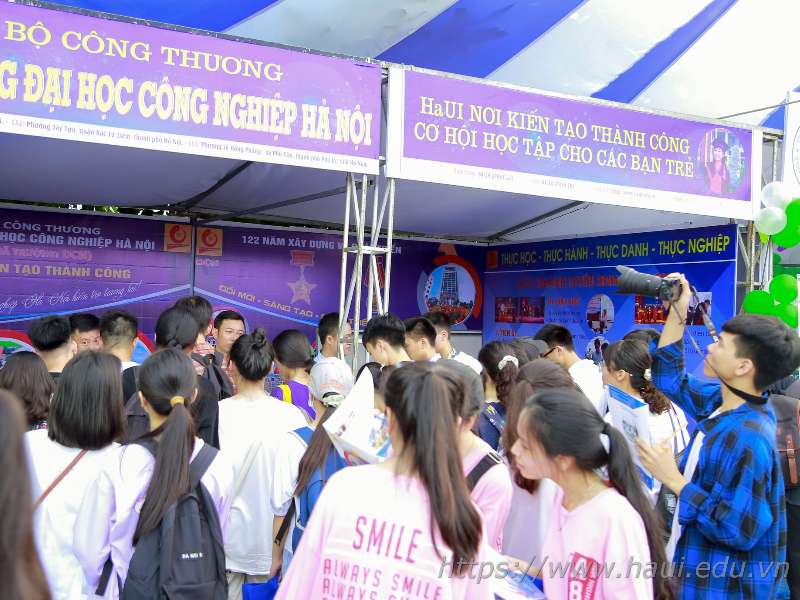 Hơn 9.000 học sinh và phụ huynh có nguyện vọng đăng ký vào ĐHCNHN tìm hiểu thông tin trong Ngày hội Tư vấn tuyển sinh - hướng nghiệp năm 2020