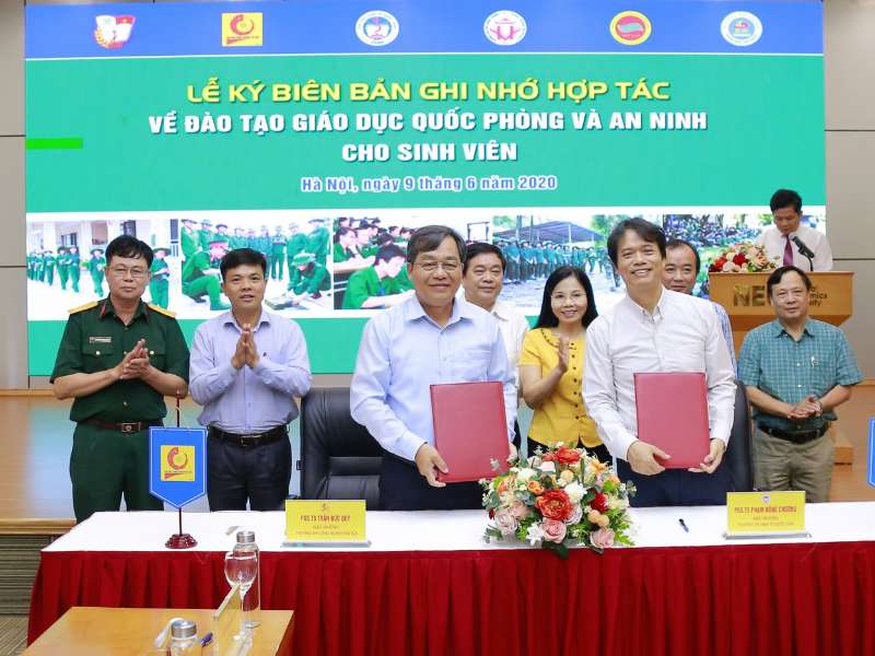 Hanoi University of Industry cooperates on defense and security education training for students with National Economics University