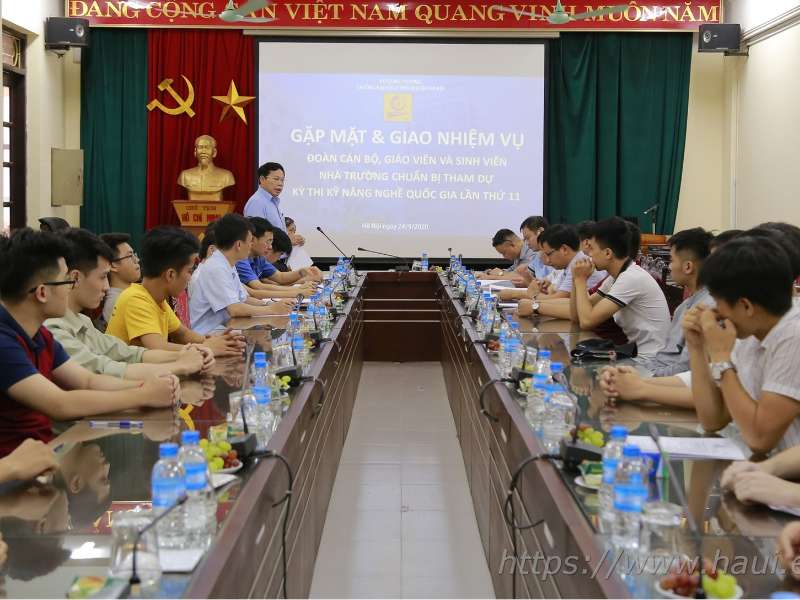 Meeting with the delegation of officials, lecturers and students participating in the 11th National Vocational Skills Competition in 2020