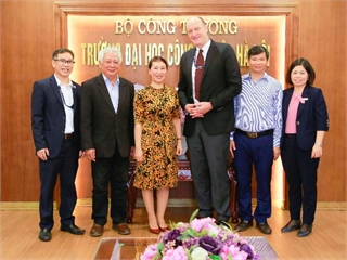 Giám đốc Văn phòng Tiếng Anh Khu vực - Đại sứ quán Hoa Kỳ tại Việt Nam thăm trường