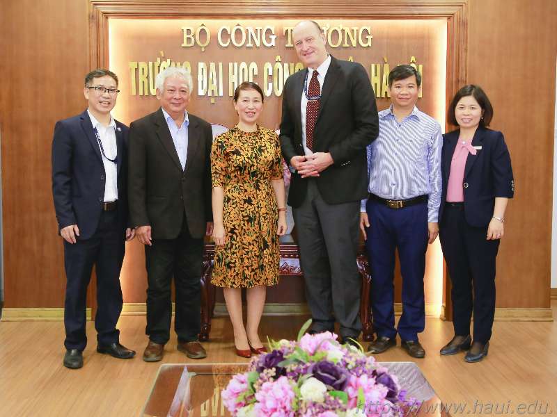 Director of the Regional English Language Office - The U.S. Embassy in Vietnam paid a working visit to HaUI