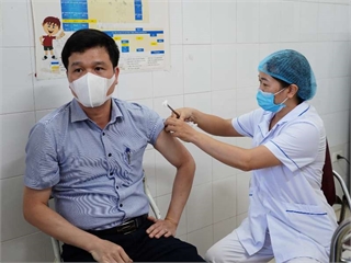 Viên chức, người lao động trường Đại học Công nghiệp Hà Nội được tiêm vắc xin COVID-19