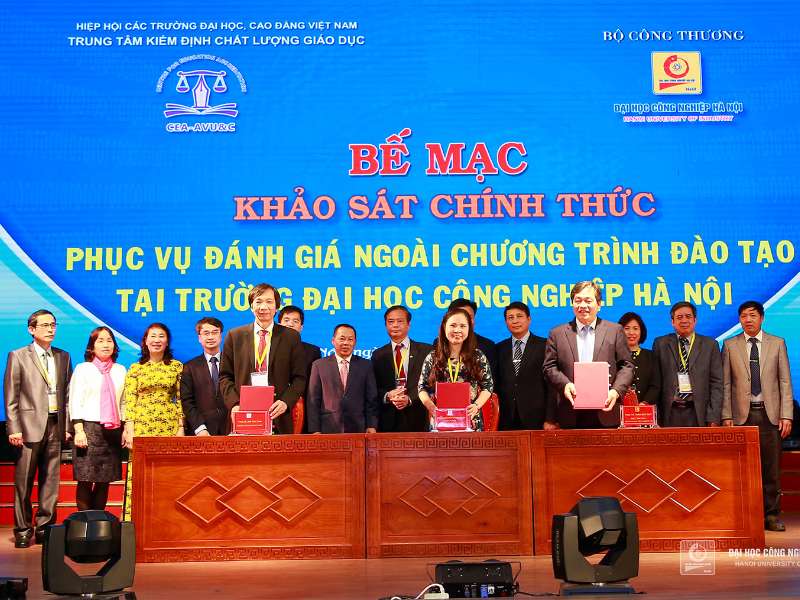 Bế mạc khảo sát chính thức đánh giá ngoài chương trình đào tạo các ngành Tài chính - Ngân hàng, Kiểm toán và Công nghệ kỹ thuật Hóa học