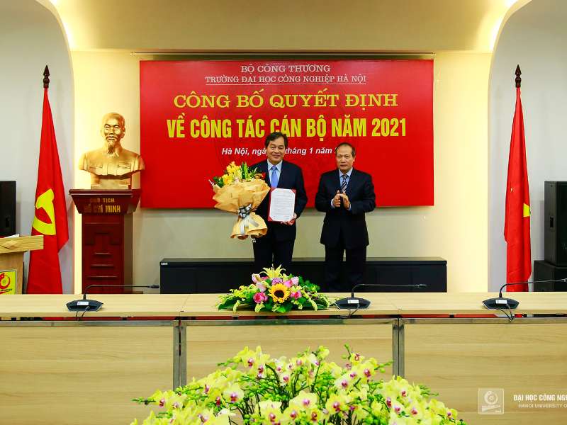 Trao quyết định công nhận Hiệu trưởng Trường Đại học Công nghiệp Hà Nội
