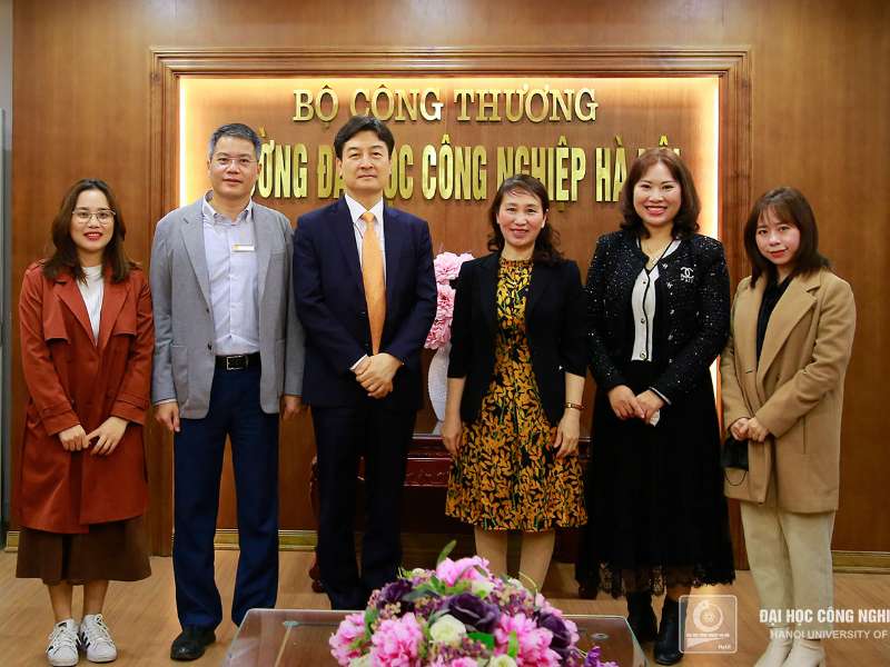 Meeting with the Chief Representative of Korea International Exchange Fund in Hanoi