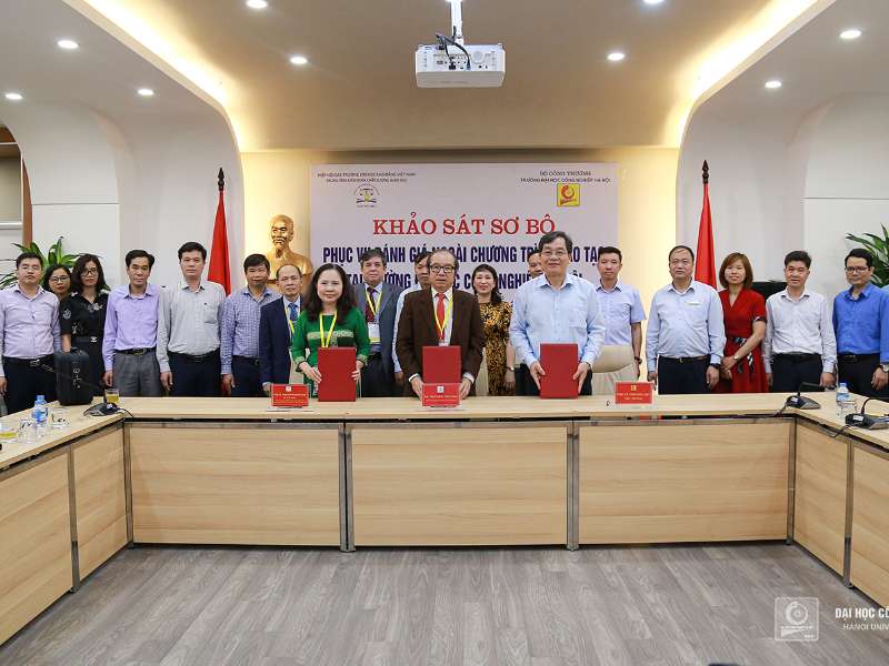 Khảo sát đánh giá ngoài chương trình đào tạo 2 ngành Công nghệ Thông tin và Ngôn ngữ Anh