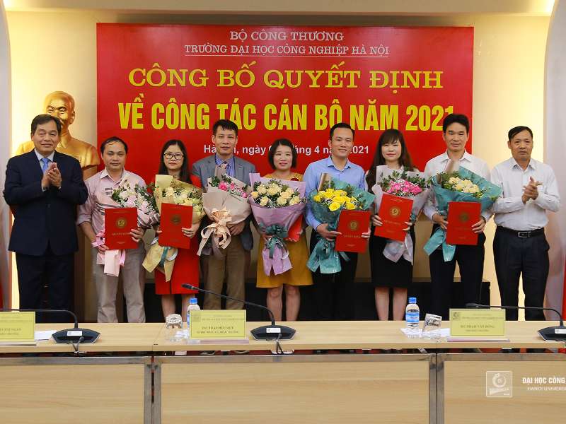 Trao Quyết định bổ nhiệm, bổ nhiệm lại viên chức quản lý và công bố Quyết định bổ nhiệm chức danh Phó giáo sư