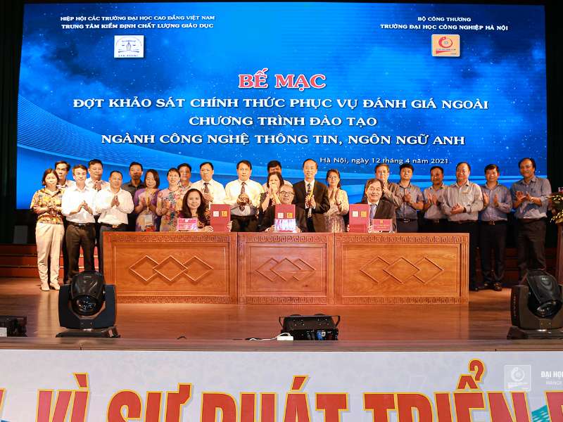 Bế mạc đánh giá ngoài chương trình đào tạo ngành Công nghệ thông tin và Ngôn ngữ Anh