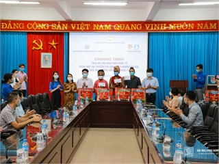 Trao quà hỗ trợ sinh viên quốc tế tại Đại học Công nghiệp Hà Nội bị ảnh hưởng bởi dịch COVID-19