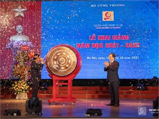Bộ trưởng Bộ Công Thương Nguyễn Hồng Diên gióng hồi trống khai giảng năm học 2021 - 2022 tại Trường Đại học Công nghiệp Hà Nội