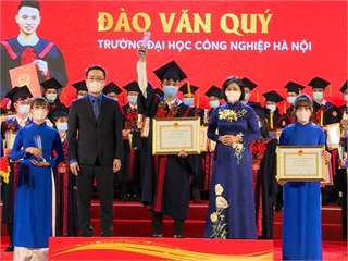 2 Thủ khoa tốt nghiệp xuất sắc Đại học Công nghiệp Hà Nội được Thành phố Hà Nội tuyên dương năm 2021
