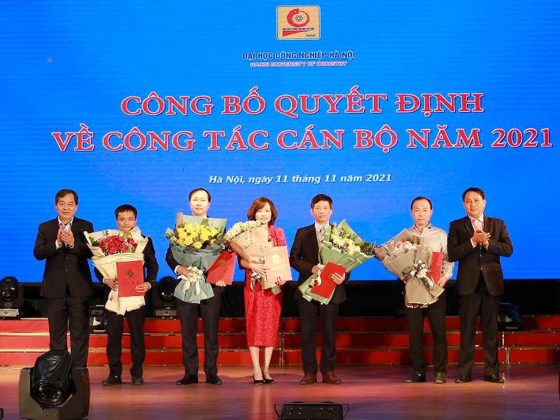 Trao Quyết định bổ nhiệm, bổ nhiệm lại viên chức quản lý